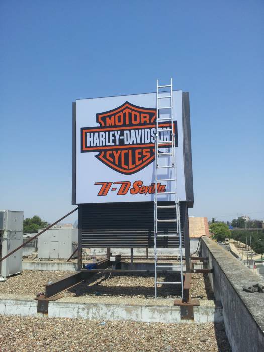 Reposición de lonas nuevas, rotuladas con vinilos traslúcidos. Cubo de Herley Dadvison Sevilla