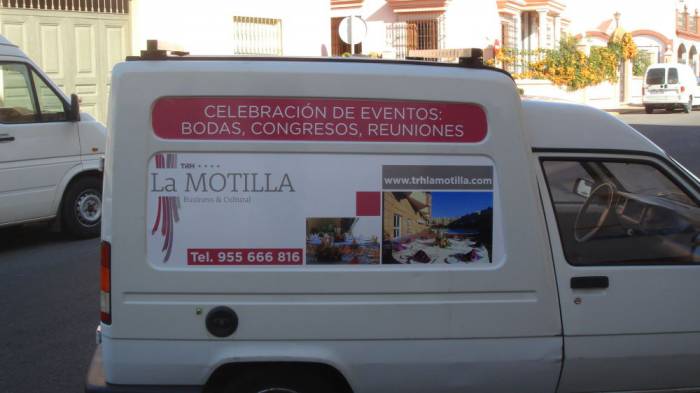 Rotulación de furgoneta en vinilo de corte e impresión digital. Hotel La Motilla Dos Hermanas Sevilla