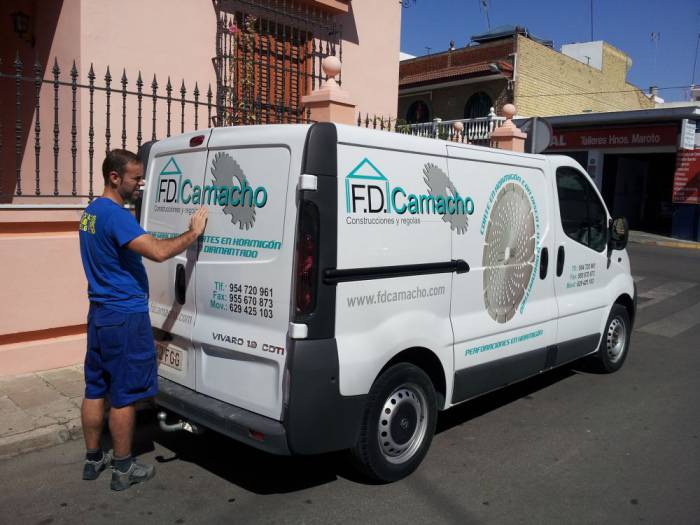 Rotulación de furgoneta en vinilo de corte e impresión digital. Regolas Camacho Dos Hermanas Sevilla