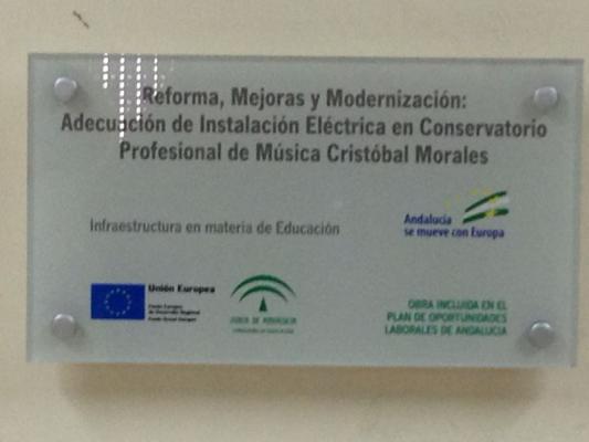 Rótulo cartel con rotulación Conservatorio Profesional de Música Cristóbal Moráles. Junta de Andalucía