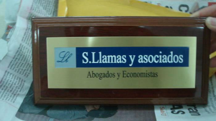 Rótulo cartel con rotulación S. Llamas & Asociados, Abogados y Economistas Sevilla