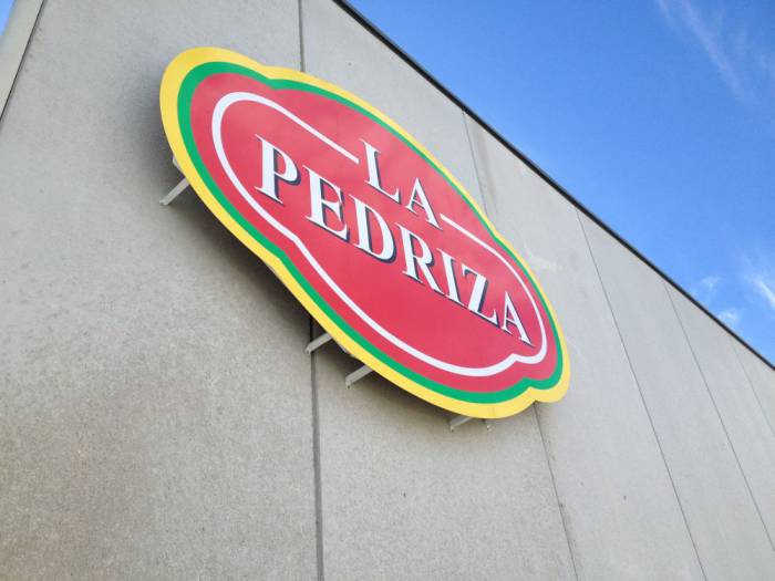 Rótulo cartel corpóreo. La Pedriza, fábrica de Carboneras Almería