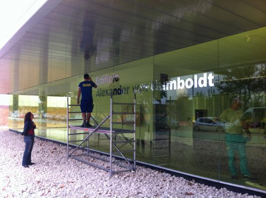 Rótulo cartel letras corpóreas. Edificio Alexander Von Humboldt, Universidad Pablo de Olavide Sevilla