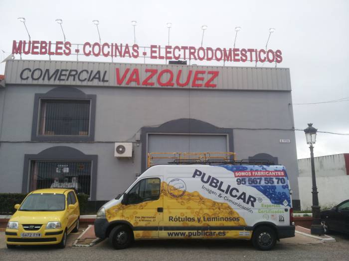 Rótulo cartel letras corpóreas iluminado por focos. Muebles y electrodomésticos Comercial Vázquez