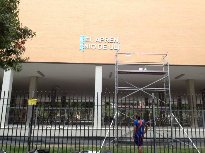 Rótulo cartel letras corpóreas. Universidad de Sevilla, Edificio para el aprendizaje y la innovación Antonio de Ulloa.