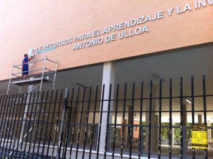 Rótulo cartel letras corpóreas. Universidad de Sevilla, Edificio para el aprendizaje y la innovación Antonio de Ulloa.