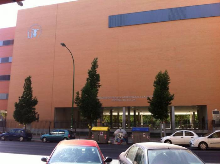 Rótulo cartel letras corpóreas. Universidad de Sevilla, Edificio para el aprendizaje y la innovación Antonio de Ulloa.