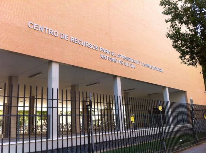 Rótulo cartel letras corpóreas. Universidad de Sevilla, Edificio para el aprendizaje y la innovación Antonio de Ulloa.