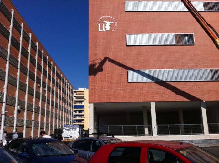 Rótulo cartel letras corpóreas. Universidad de Sevilla, Edificio de Servicios Generales de Investigación