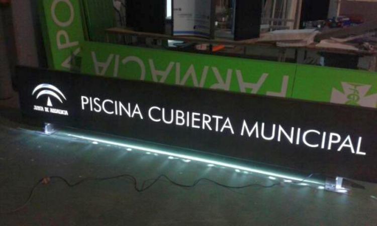 Rótulo Cartel Piscina cubierta Municipal de Constantina Sevilla Junta de Andalucía