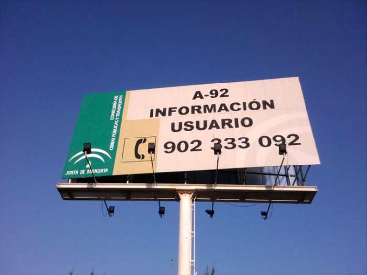 Rótulo Cartel Restauración y mantenimiento de rotulación y panelado monopostes Autovía A-92 Junta de Andalucía