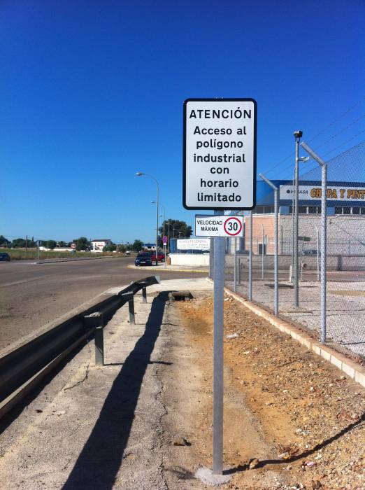 Rótulo cartel Seguridad Vial, Polígono de La Isla Dos Hermanas Sevilla. 