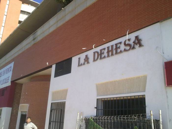 Rótulo letras corpóreas La Dehesa Bellavista Sevilla