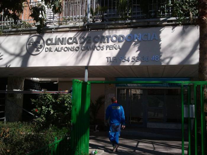 Rótulo Letras corpóreas en pvc. Clínica Dental Alfonso Campos Peña, Sevilla