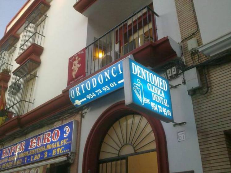 Rótulo luminoso Banderola. Dentomed Clínica Dos Hermanas Sevilla