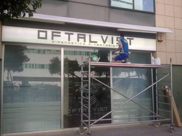 Rótulo luminoso. Clínicas Oftalvil, Avda. de la Buhaíra Sevilla, caja luminosa con texto corpóreo.