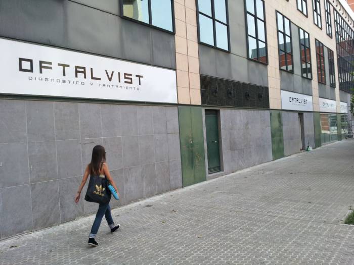 Rótulo luminoso. Clínicas Oftalvil, Avda. de la Buhaíra Sevilla, caja luminosa con texto corpóreo.