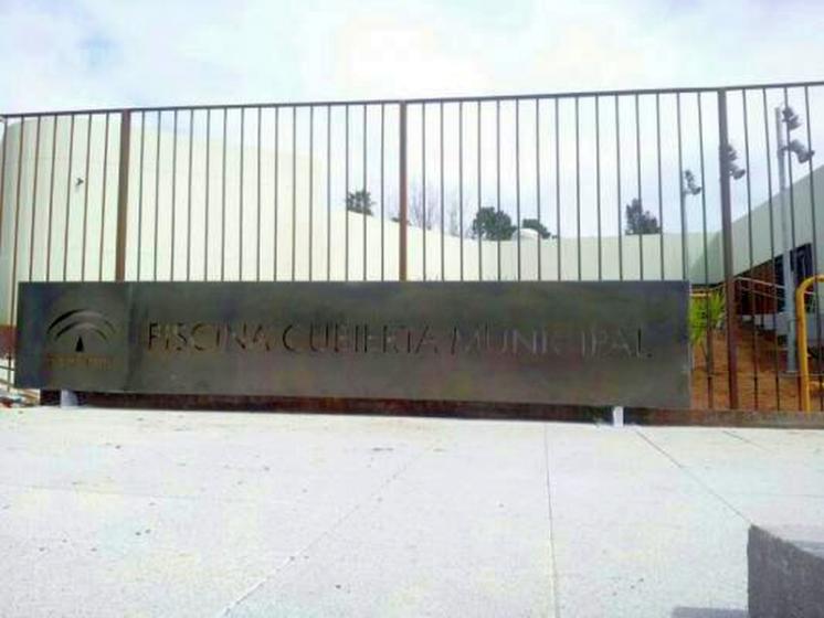 Rótulo luminoso corpóreo. Piscina cubierta Municipal de Constantina Sevilla Junta de Andalucía
