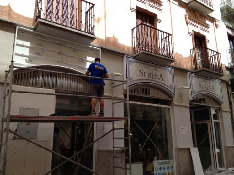 Rótulo luminoso corpóreo. La Sureña en Granada capital. Cajón coprpóreo