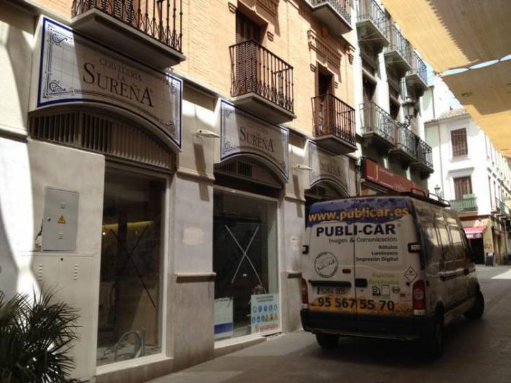 Rótulo luminoso corpóreo. La Sureña en Granada capital. Cajón corpóreo