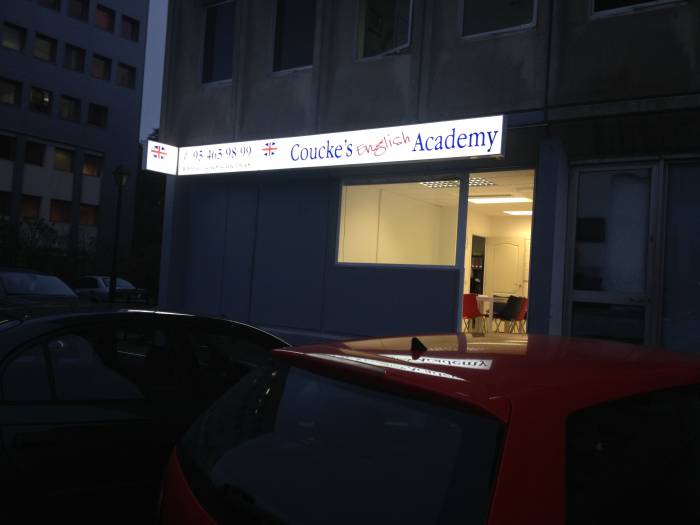 Rótulo luminoso. Coucke s English Academy, Sevilla