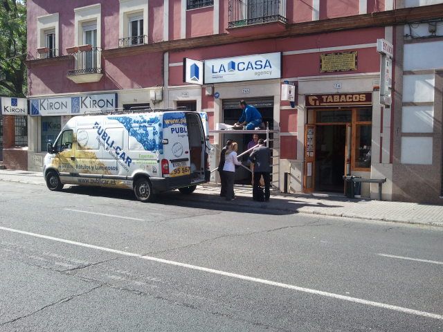 Rótulo luminoso. Inmobiliaria La Casa, Ramón y Cajal Sevilla