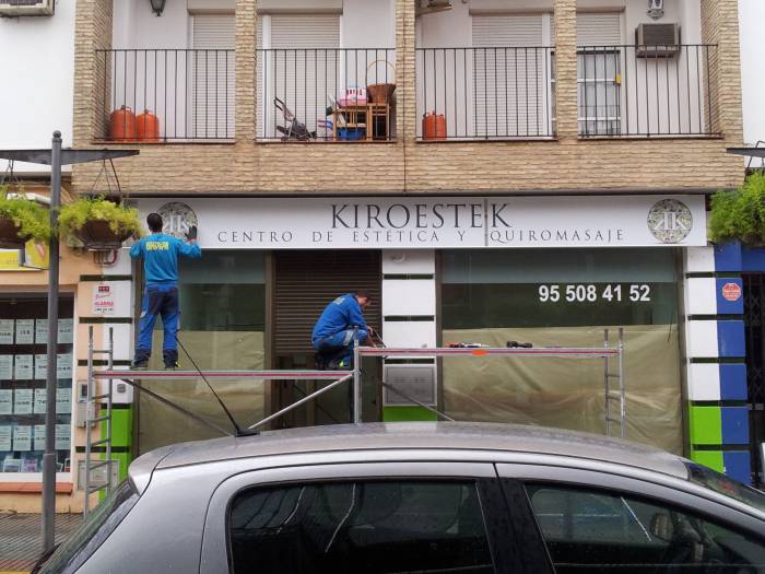 Rótulo luminoso. Kiroestek, centro de Estética y Quiromasaje, Dos Hermanas Sevilla