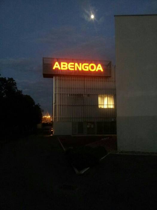 Rótulo luminoso en letras corpóreas iluminadas con led. Abengoa Sevilla