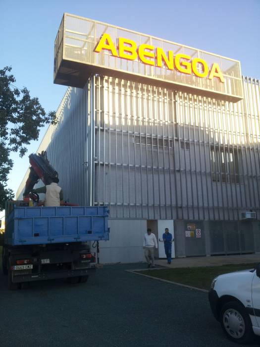 Rótulo luminoso en letras corpóreas iluminadas con led. Edificio Abengoa I+D+I Sevilla