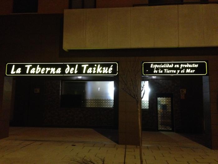 Rótulo luminoso. La Taberna del Taikué, Entre Núcleos Dos Hermanas Sevilla