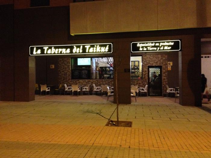 Rótulo luminoso. La Taberna del Taikué, Entre Núcleos Dos Hermanas Sevilla