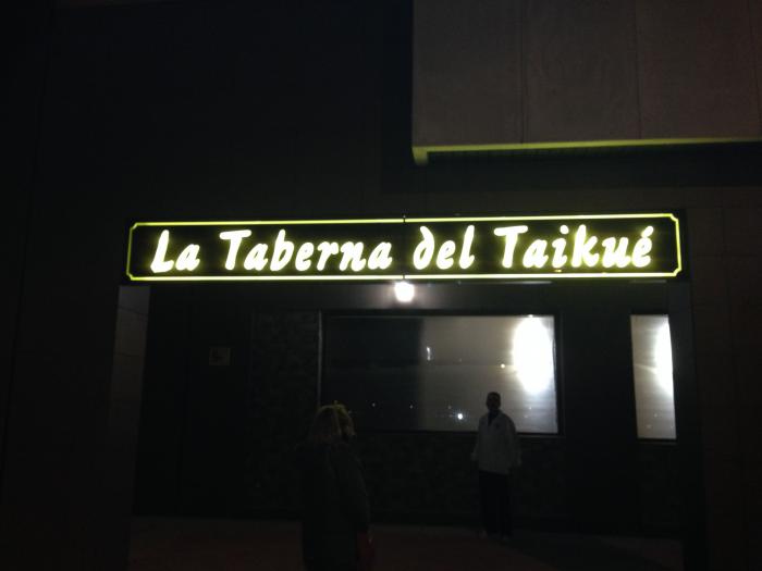 Rótulo luminoso. La Taberna del Taikué, Entre Núcleos Dos Hermanas Sevilla