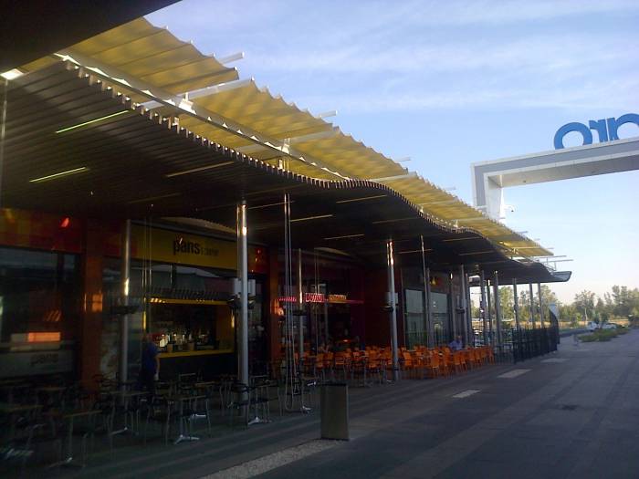 Toldos en lona plástica especial para lluvia de 450 mts en centro Comercial El Faro Badajoz. Trabajos realizados para Acciona Facility Services 