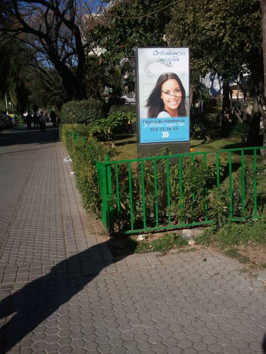 Totem monolito luminoso en acero inoxidable. Clínica Ortodoncia Alfonso Campos Peña Sevilla