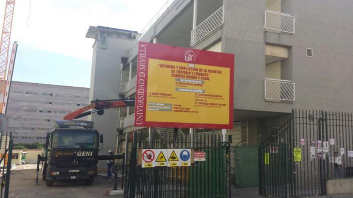 Valla publicitaria o cartelera, así como cartel de obra  panelable y rotulada con vinilo. Campus Ramón y Cajal, Turismo y finanzas de la Universidad de Sevilla