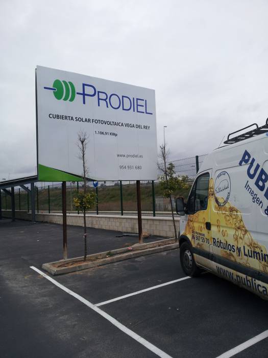 Valla publicitaria o cartelera, así como cartel de obra  panelable y rotulada con vinilo. Prodiel, Parque Comercial Vega del Rey
