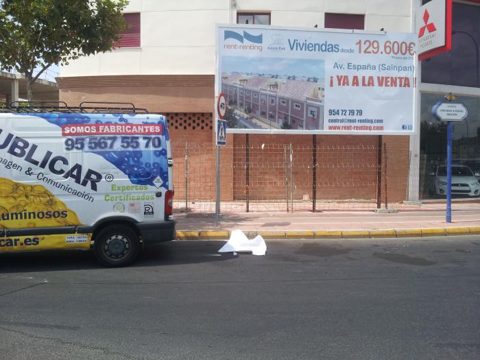 Valla publicitaria o cartelera, así como cartel de obra  panelable y rotulada con vinilo. Rent-Renting, Dos Hermanas Sevilla