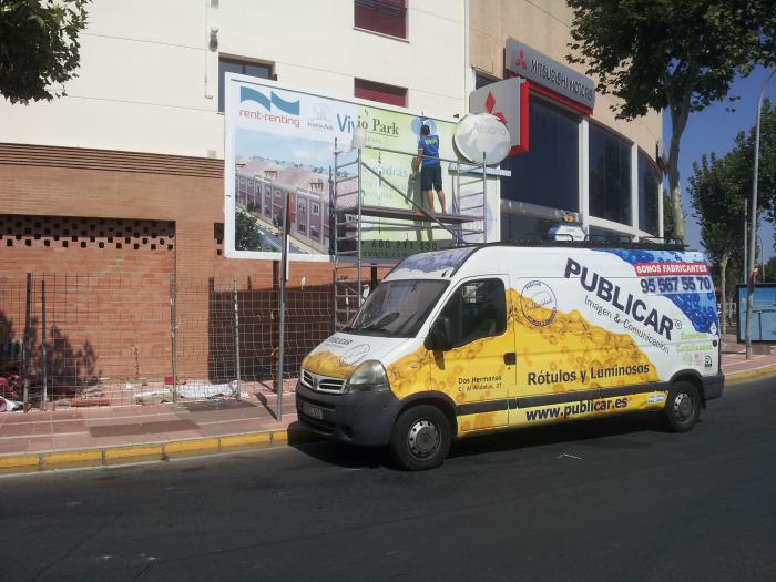 Valla publicitaria o cartelera, así como cartel de obra  panelable y rotulada con vinilo. Rent-Renting, Dos Hermanas Sevilla