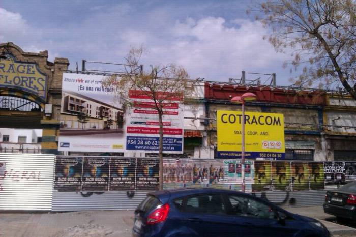 Valla publicitaria o cartelera, así como cartel de obra  panelable y rotulada con vinilo Sevilla