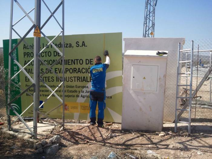 Valla publicitaria o cartelera, así como cartel de obra  panelable y rotulada con vinilo.