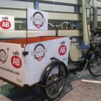 Personalización de ciclo carro a Café AB. Rotulación integral con vinilos de fundición. Sevilla