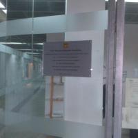 Rótulo cartel con rotulación Placa para La Universidad Pablo de Olavide. A la memoria de Rosario Valpuesta Fernández