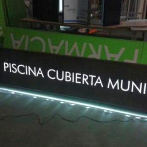 Rótulo luminoso corpóreo. Piscina cubierta Municipal de Constantina Sevilla Junta de Andalucía