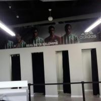 Fotomural en lona Tienda Ofical del Real Betis Balompie. Trabajos realizados para Arquitectura ferial de la madera SL