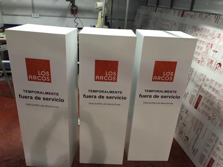 Cubre urinarios en aluminio rotulado, para Centro Comercial Los Arcos en Sevilla. Trabajos para Acciona Serrvice.