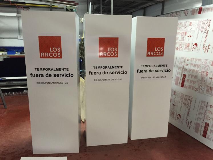 Cubre urinarios en aluminio rotulado, para Centro Comercial Los Arcos en Sevilla. Trabajos para Acciona Serrvice.