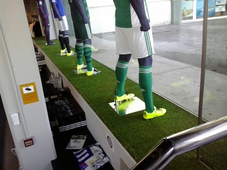 Decoración Tienda Ofical del Real Betis Balompie. Trabajos realizados para Arquitectura ferial de la madera SL