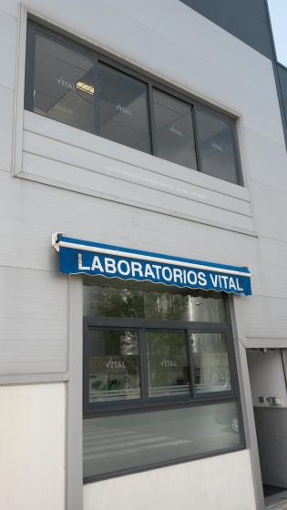 Laboratotios Vital Sevilla. Rotulación de vinilos en impresión digital y al ácido