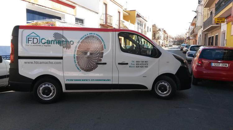 Rotulación de furgoneta en vinilo de corte e impresión digital. Construcciones y Regolas Camacho, Dos Hermanas Sevilla