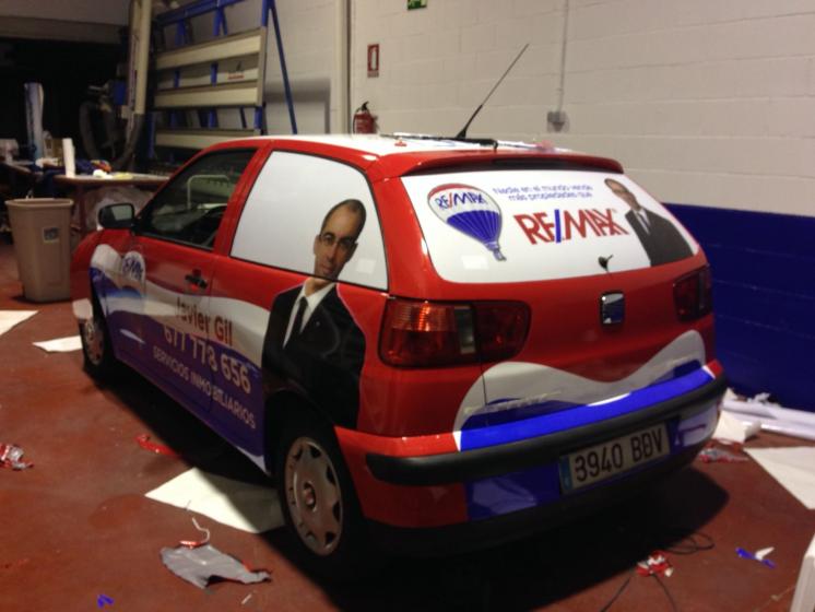 Rotulación integral de vehículo en impresión digital sobre vinilo laminado fundido. Inmobiliarias Remax , Sevilla